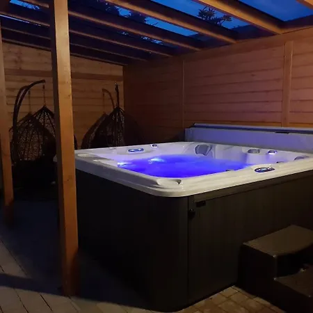 Flauta Caloroczne Z Prywatna Balia, Sauna I Jacuzzi Ferienhaus Sianożęty